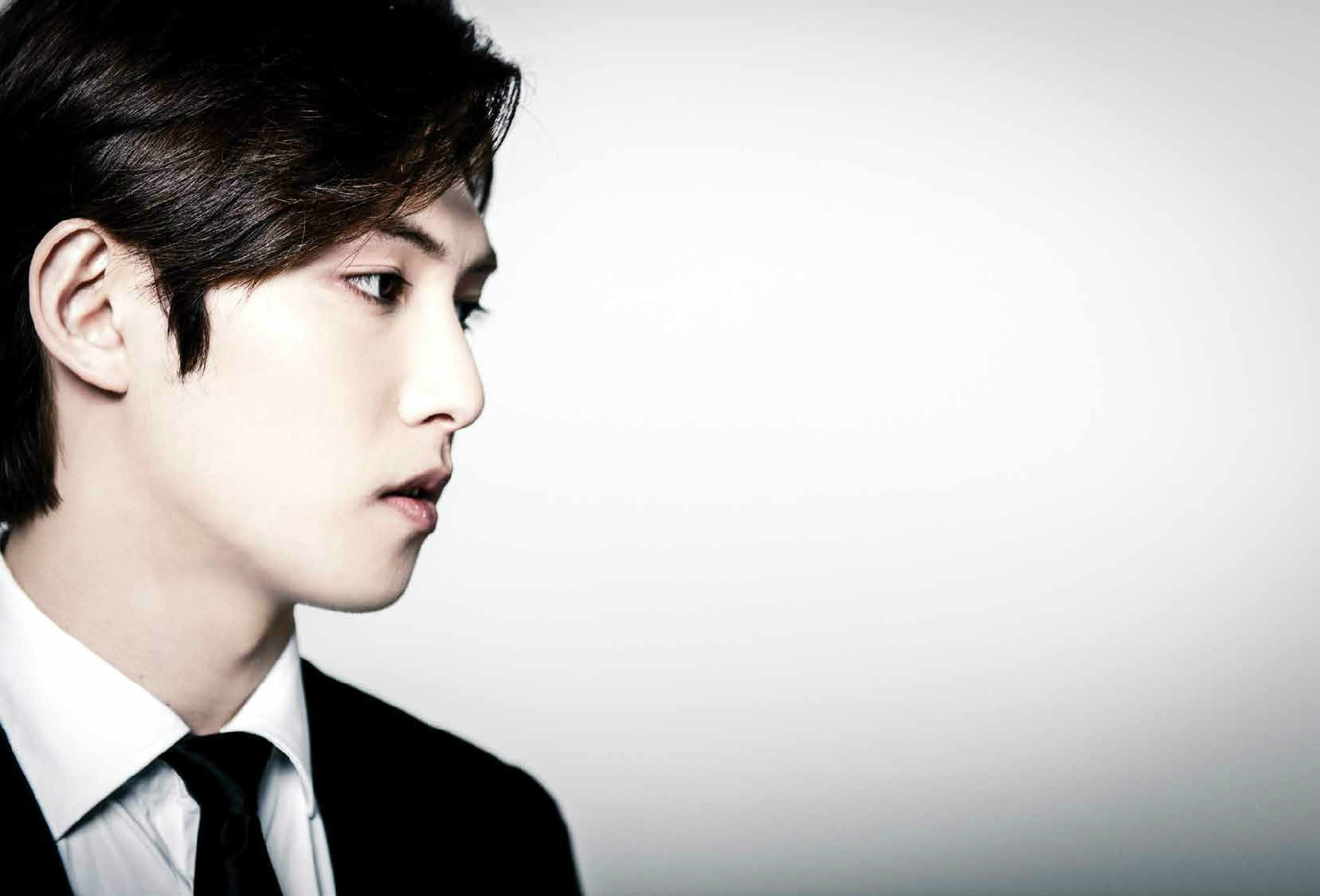  p>李宗泫,1990年5月15日出生于韩国釜山,歌手,音乐制作人,演员,原