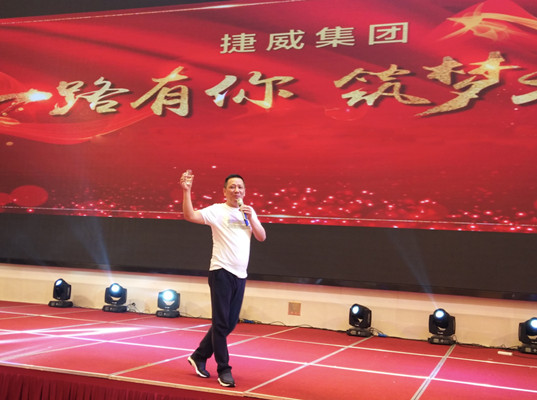 苗晓强,男,汉族,1972年生,江苏无锡人,捷威集团董事长.