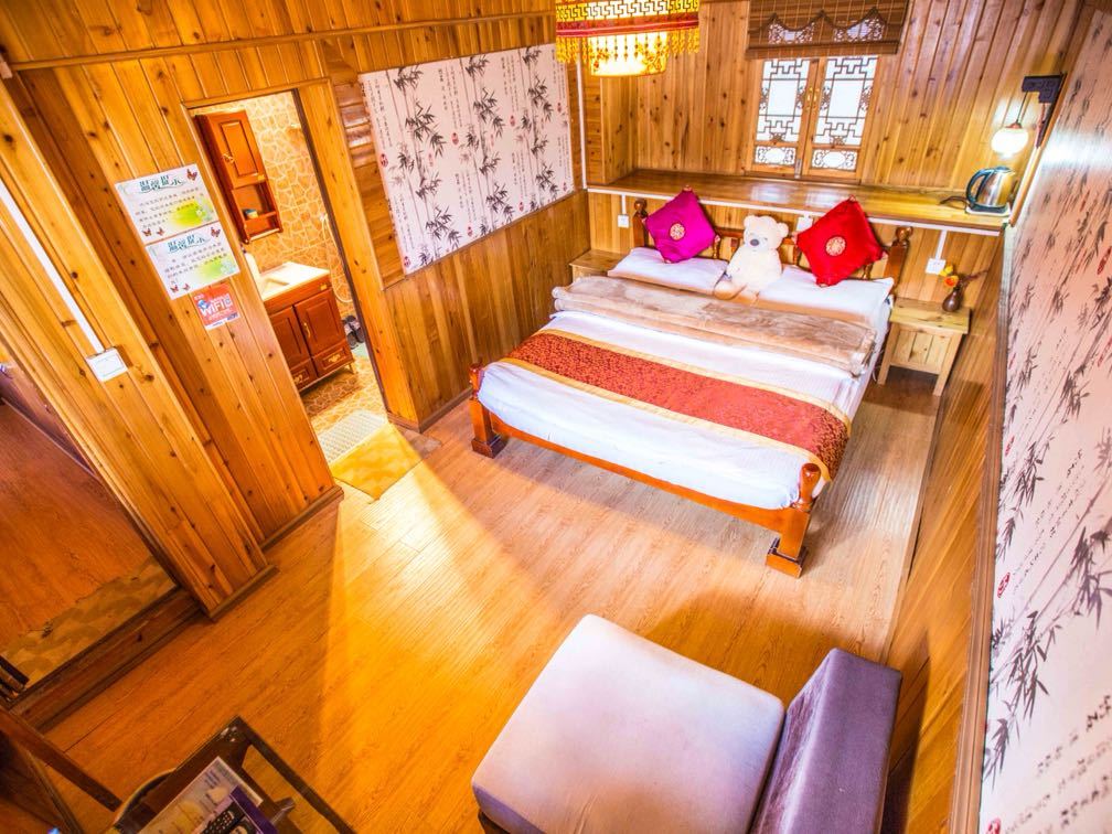  p>客栈为纳西四合院民居客栈,有一般丽江小客栈没有的宽敞庭院,具有