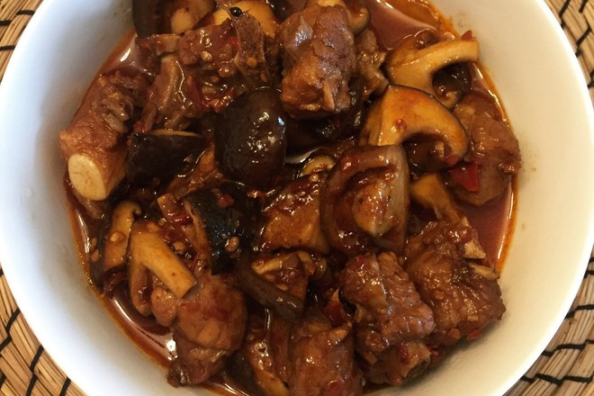  p>花生香菇焖排骨,是一道家常菜,制作原料主要有花生,香菇,排骨等.