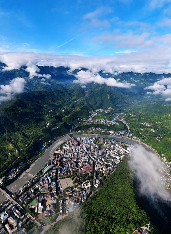  p>水晶镇,隶属于四川省绵阳市平武县,地处平武县境西北部,东与阔达