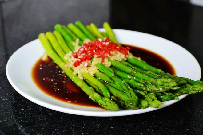 橄榄油蒜蓉炒芦笋