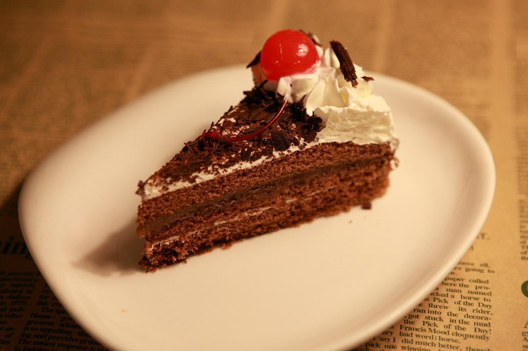 kirschtorte),又名"黑森林樱桃蛋糕",发源于德国南部黑森林地区,是