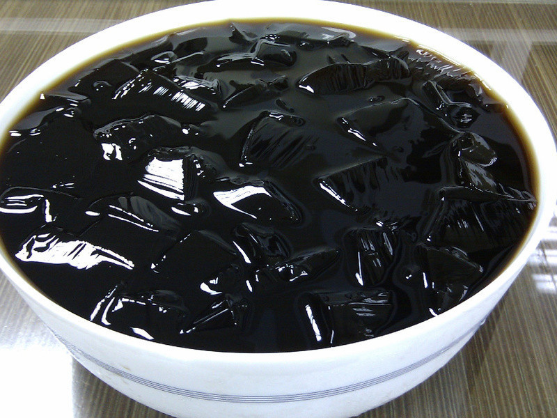  p>冰镇仙草蜜是以黑凉粉(仙草粉) 30g, 蜂蜜 10g,白糖 20g, 冷水