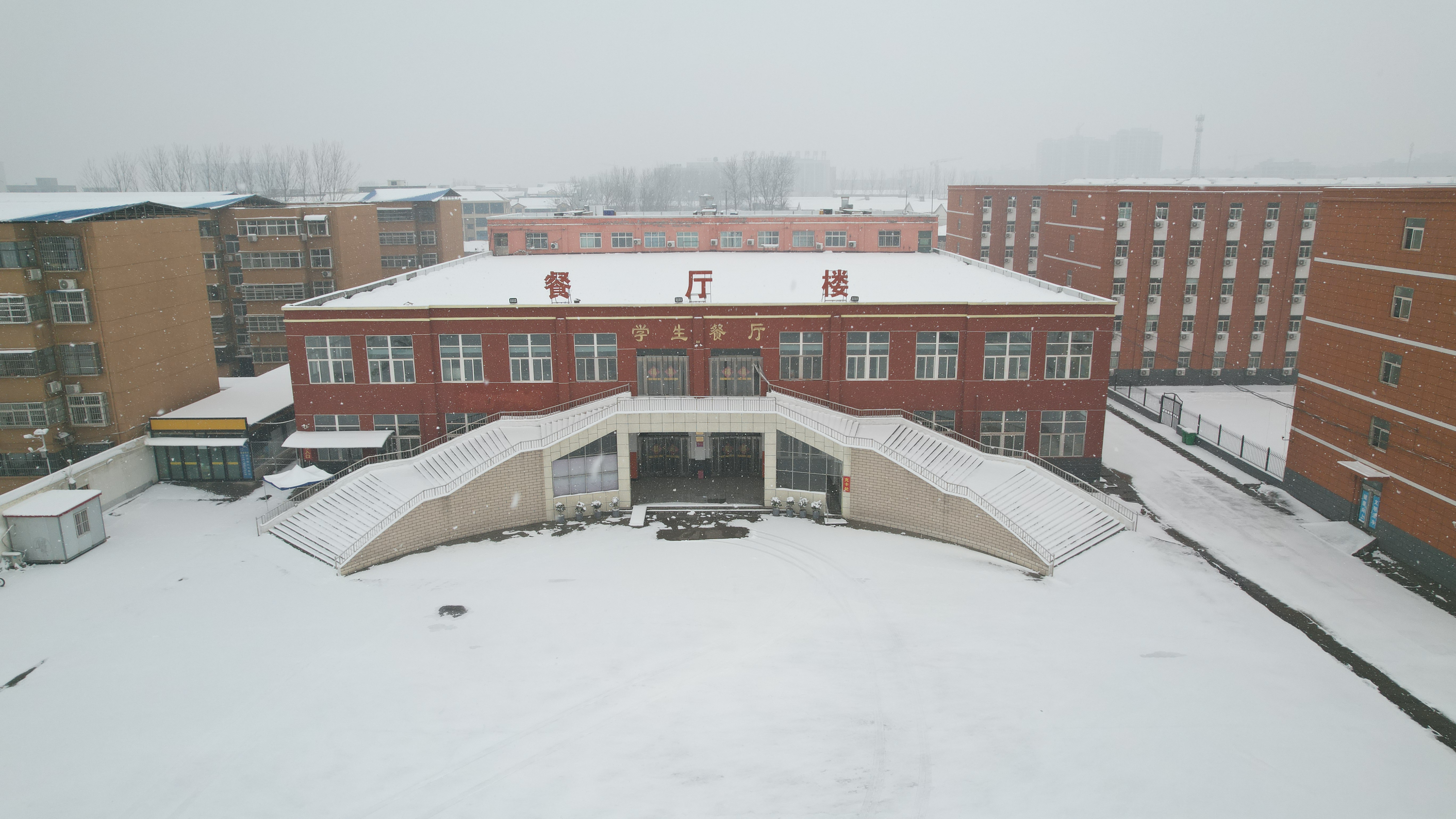 ">河南省封丘县第一中学,创建于1946年,现占地370亩,老校区占地150亩