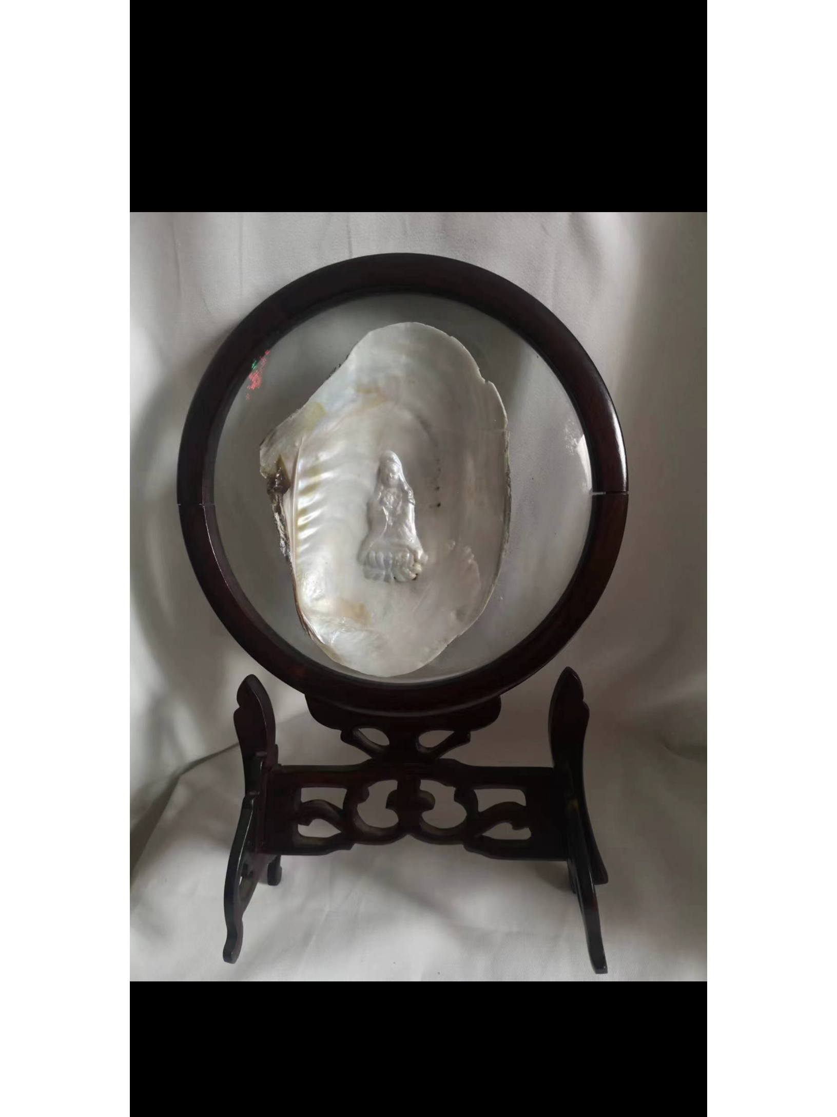 佛像珍珠是一种人工养殖的贝附珍珠,因其