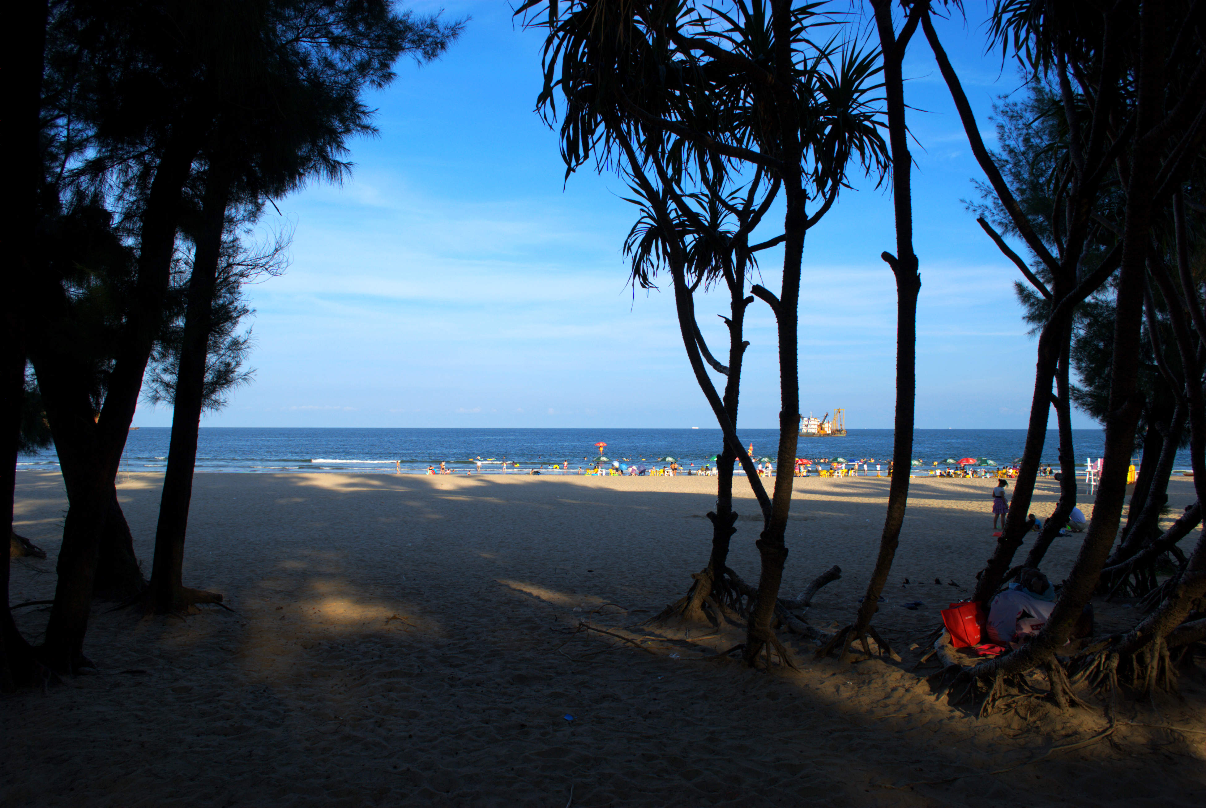  p>珠海飞沙滩,约600米,宽约200米,腹地宽广,植物茂盛.