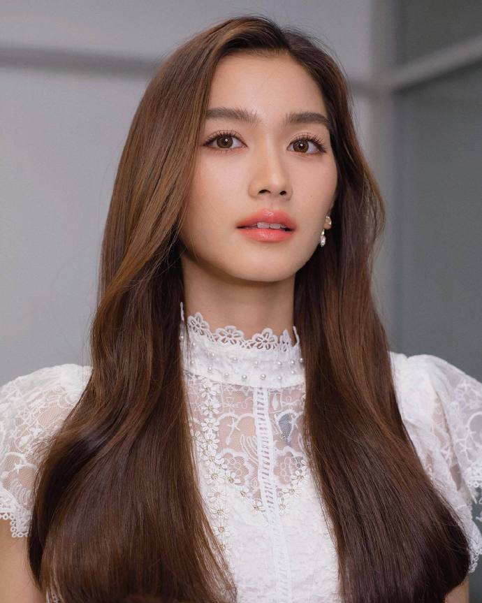 1997年4月6日出生于泰国曼谷,泰国七台签约女演员,毕业于 a target="