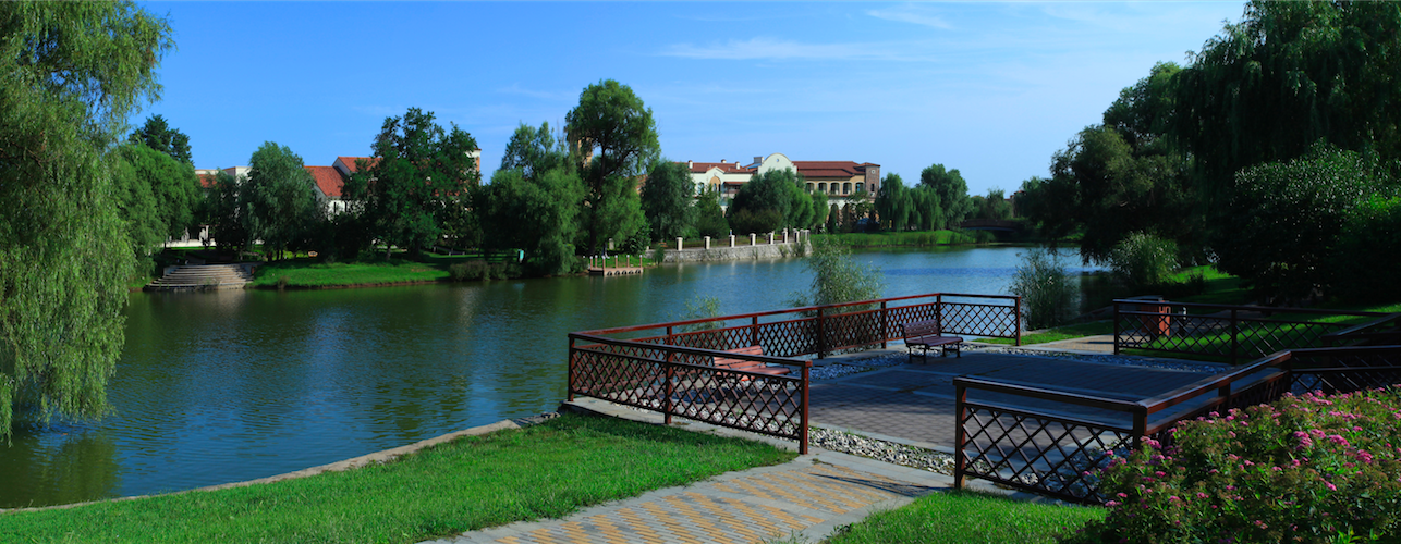  p>鲁能格拉斯小镇位于北京市东五环外,行政区隶属北京市 a target="