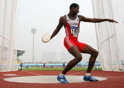  p>铁饼是在投掷圈内通过旋转,用单手将铁饼掷出,比投掷距离的比赛