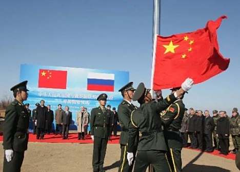 <p>中俄界桩揭幕仪式上升起中华人民共和国国旗