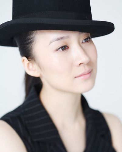  p>尹媗( i>原名尹晓洁 /i>),1984年4月10日出生于黑龙江省哈尔滨市, 