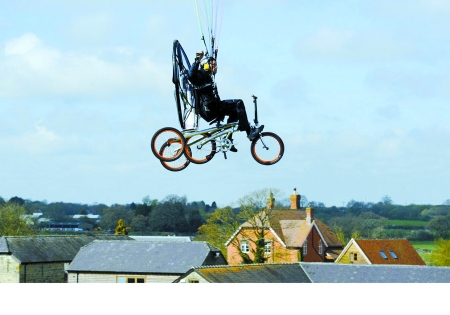  p>英国的两名发明家发明了一款飞行自行车,让普通自行车变身为飞行器