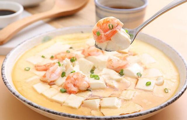  p>虾仁豆腐羹是一道美食,主要材料有虾,嫩豆腐, a target="_blank"