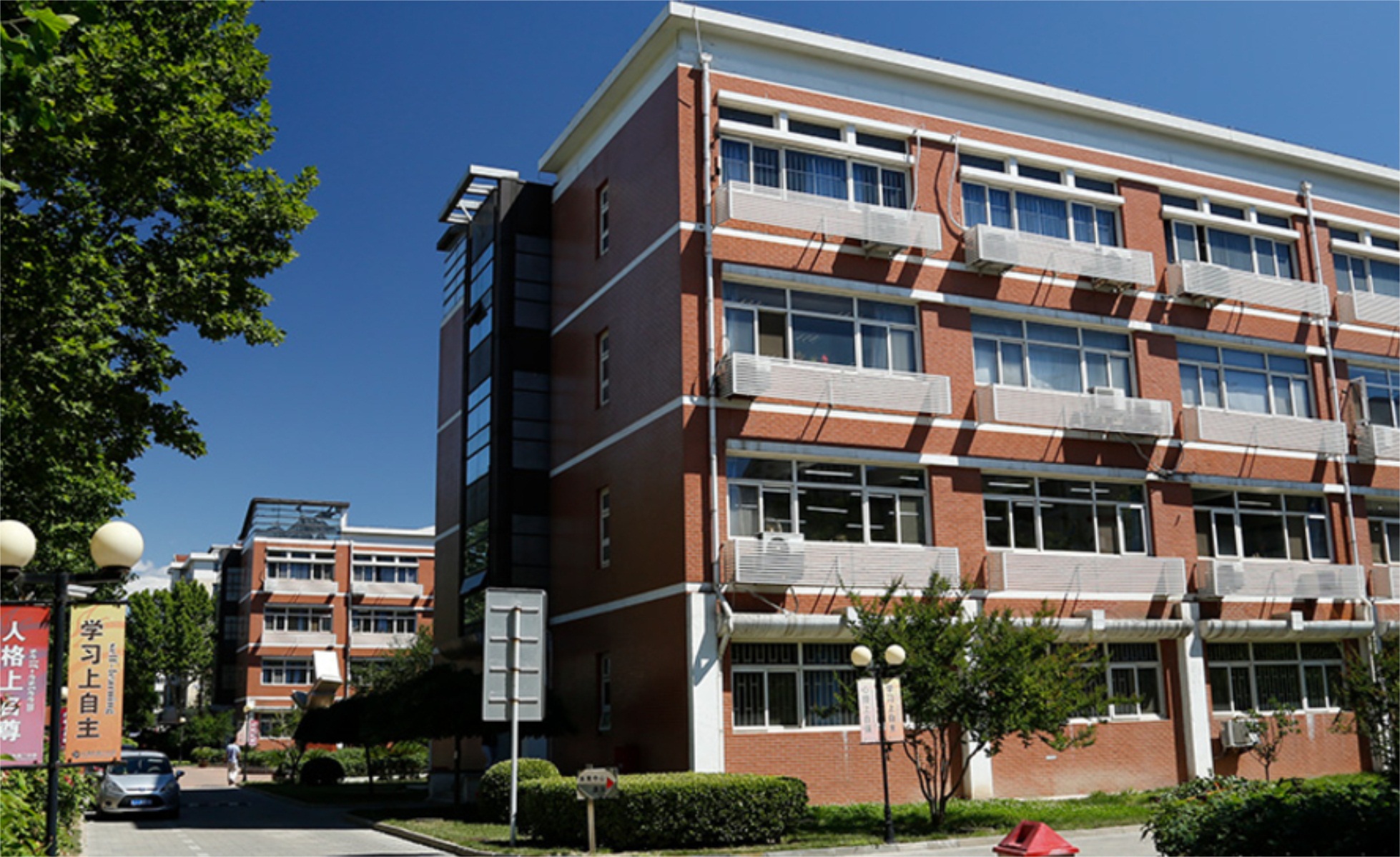  p>天津二中屹立在海河东畔,始建于1947年10月.