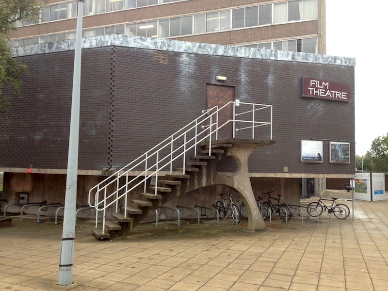 university)又译斯泰福厦大学,斯坦福郡大学,位于有英国之心称谓的 a
