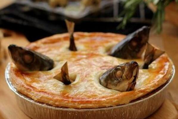  p data-id="go03vwqk0m">仰望星空,英国菜名stargazy pie,直译过来就