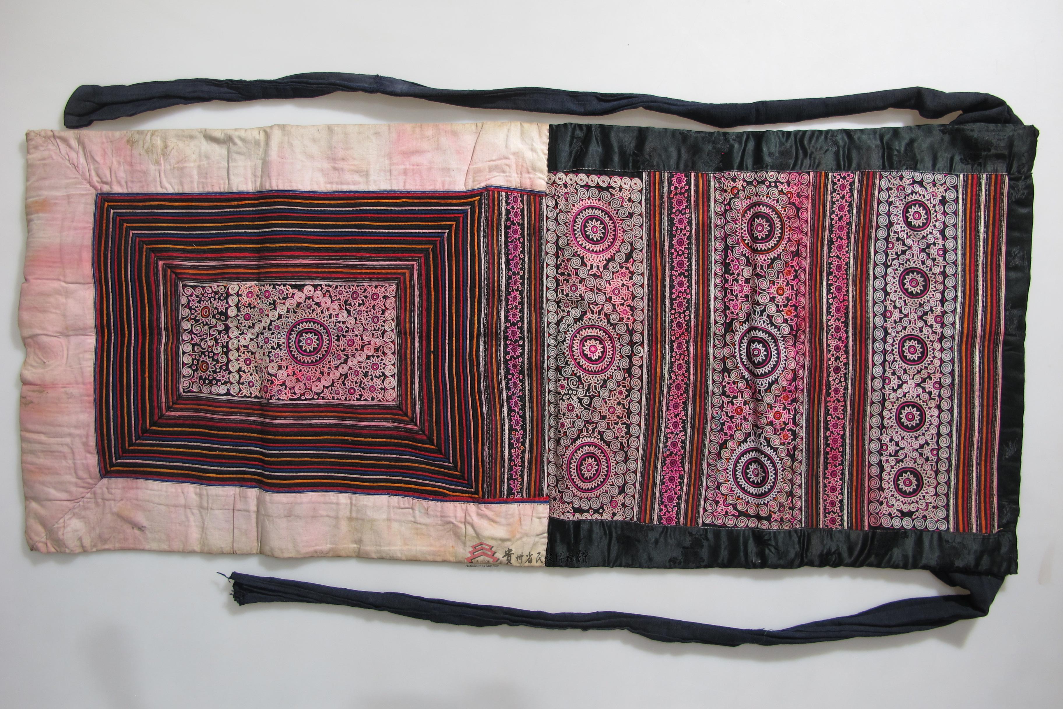 当代云南文山苗族黑缎双针锁绣铜鼓纹背带