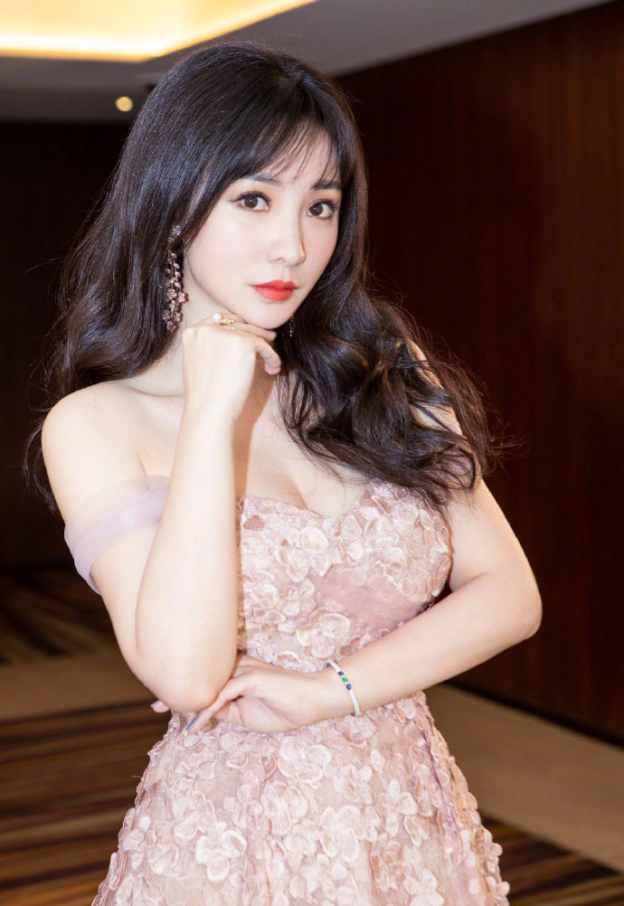 1980年11月8日出生于湖南省衡阳市,中国内地女演员,歌手,主持人