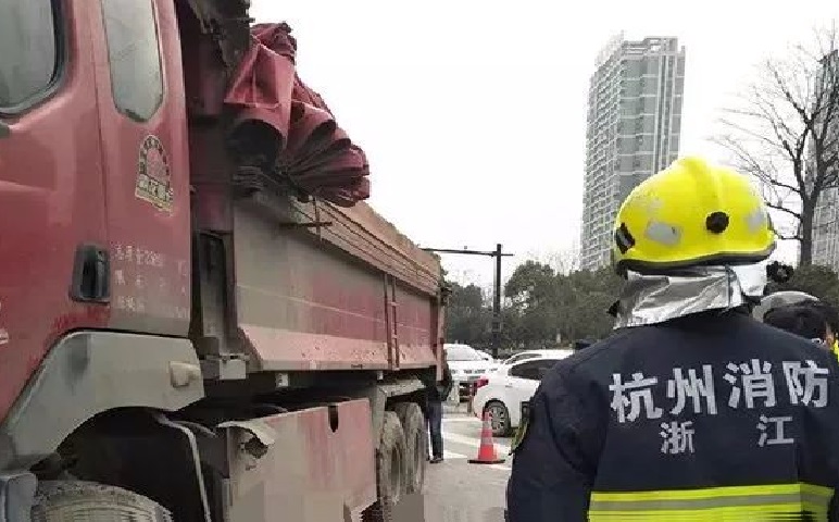 李某飞驾驶一轻型厢式货车沿环城北路由东向西行驶至武林门轮船码头