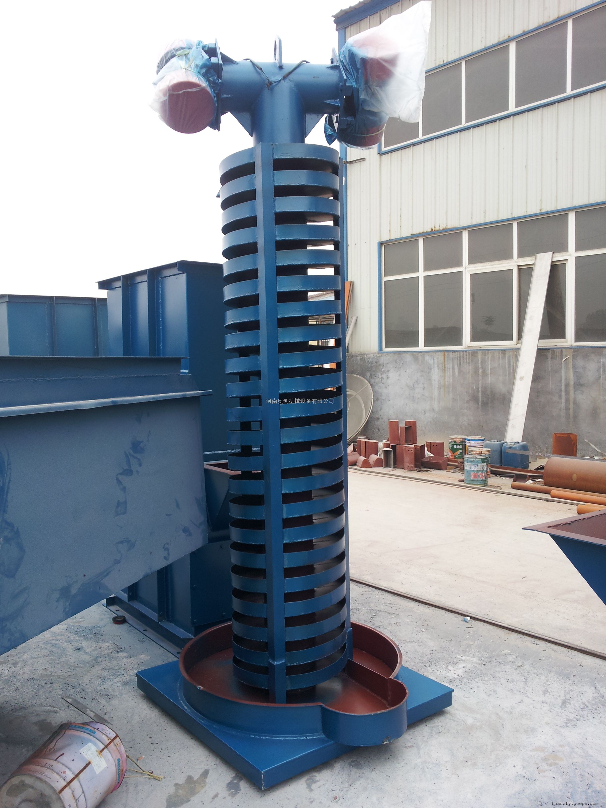 电机振动垂直提升机