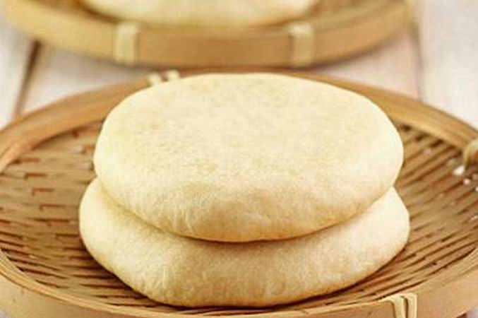  p>蛋奶发饼是一种小吃,主料是面粉,配料是鸡蛋等