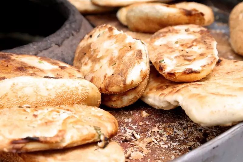  p>松溪火烧饼是一道美味可口的特色小吃,属于闽菜系.