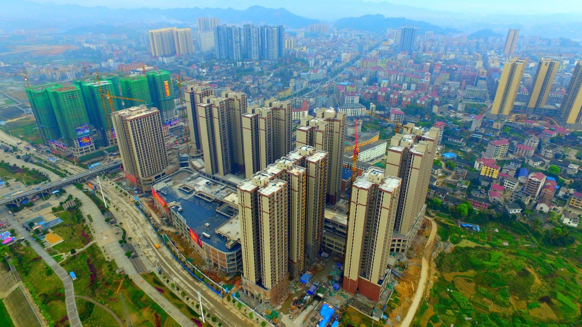  p>新化县天华广场位于湖南新化火车站,为了纪念革命家陈天华而修建.