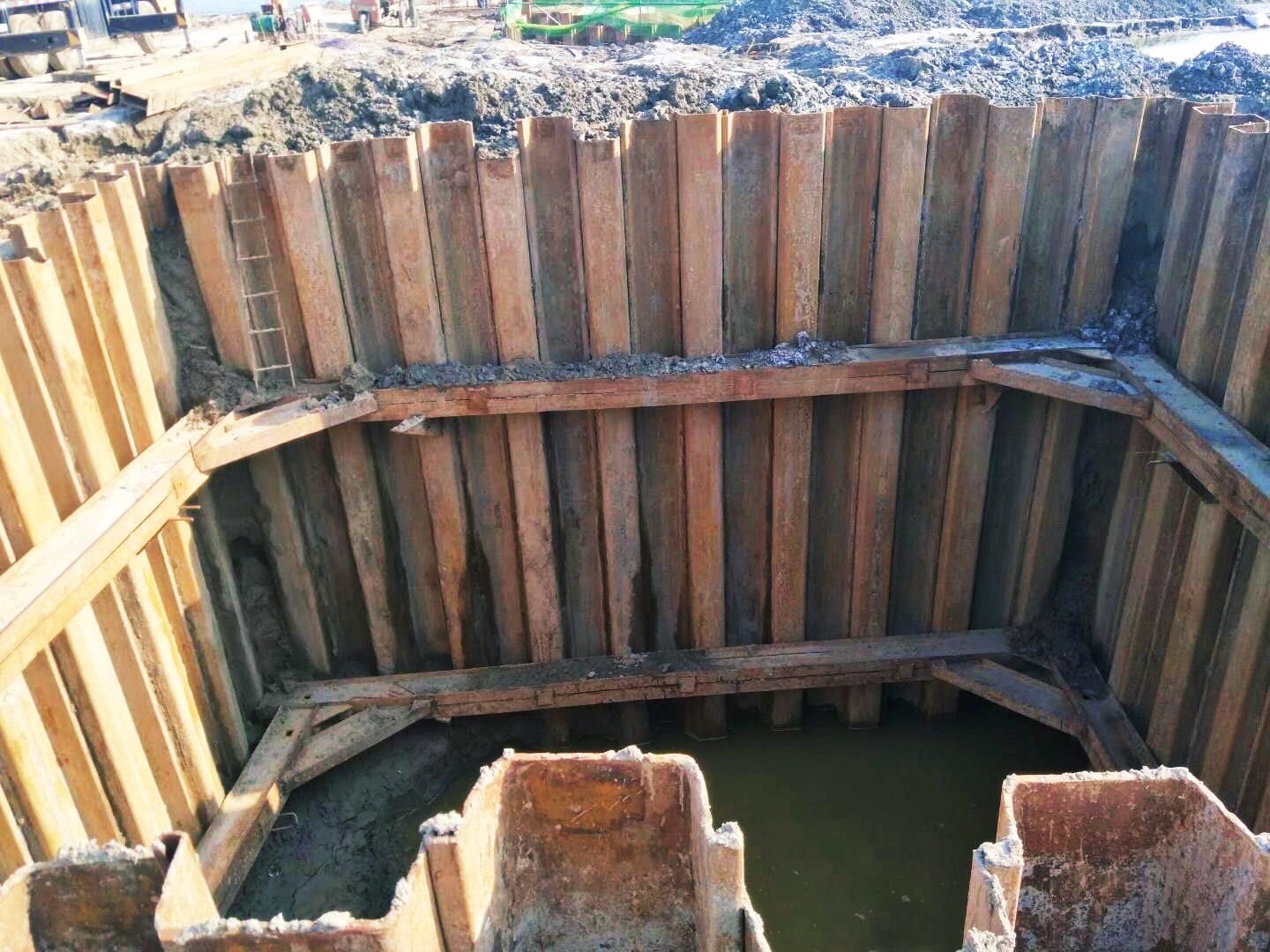  p>钢板桩支护是由带锁口或钳口的 a target="_blank" href="/item