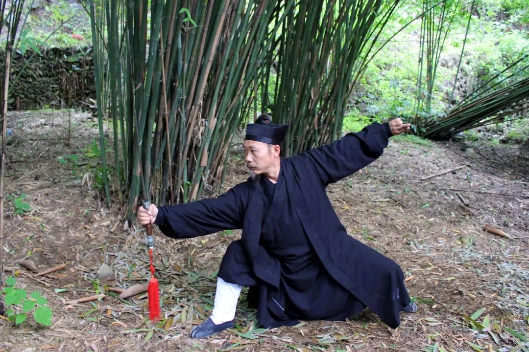  p>钟云龙(zhong yunlong),俗名钟道烛,道名清微,号云龙.