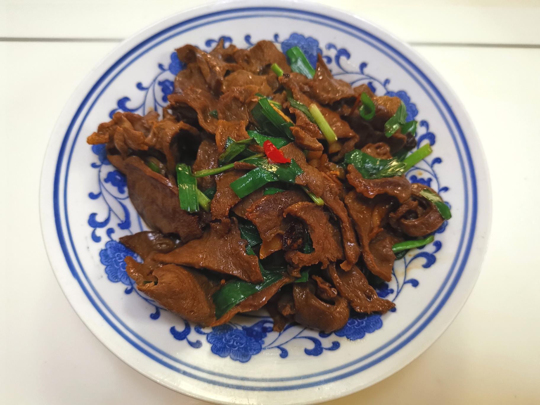  p>干煸牛心,是一道清真菜,具有消食,抗感冒的食用功效. /p>