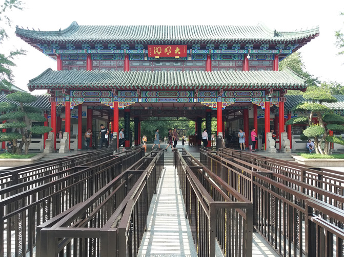 data-lemmaid="2386036">大明湖公园 /a>西南隅,是大明湖公园四门中