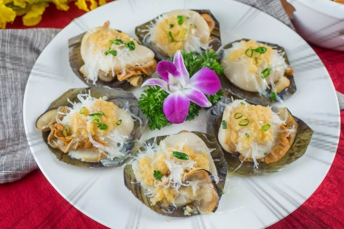  p data-id="gnbl04uyie">蒜蓉蒸带子是一道广东省的传统名菜,属于