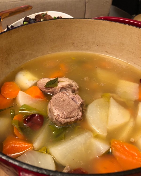 炖羊排萝卜汤是由羊排, a target="_blank" href="/item/白萝卜