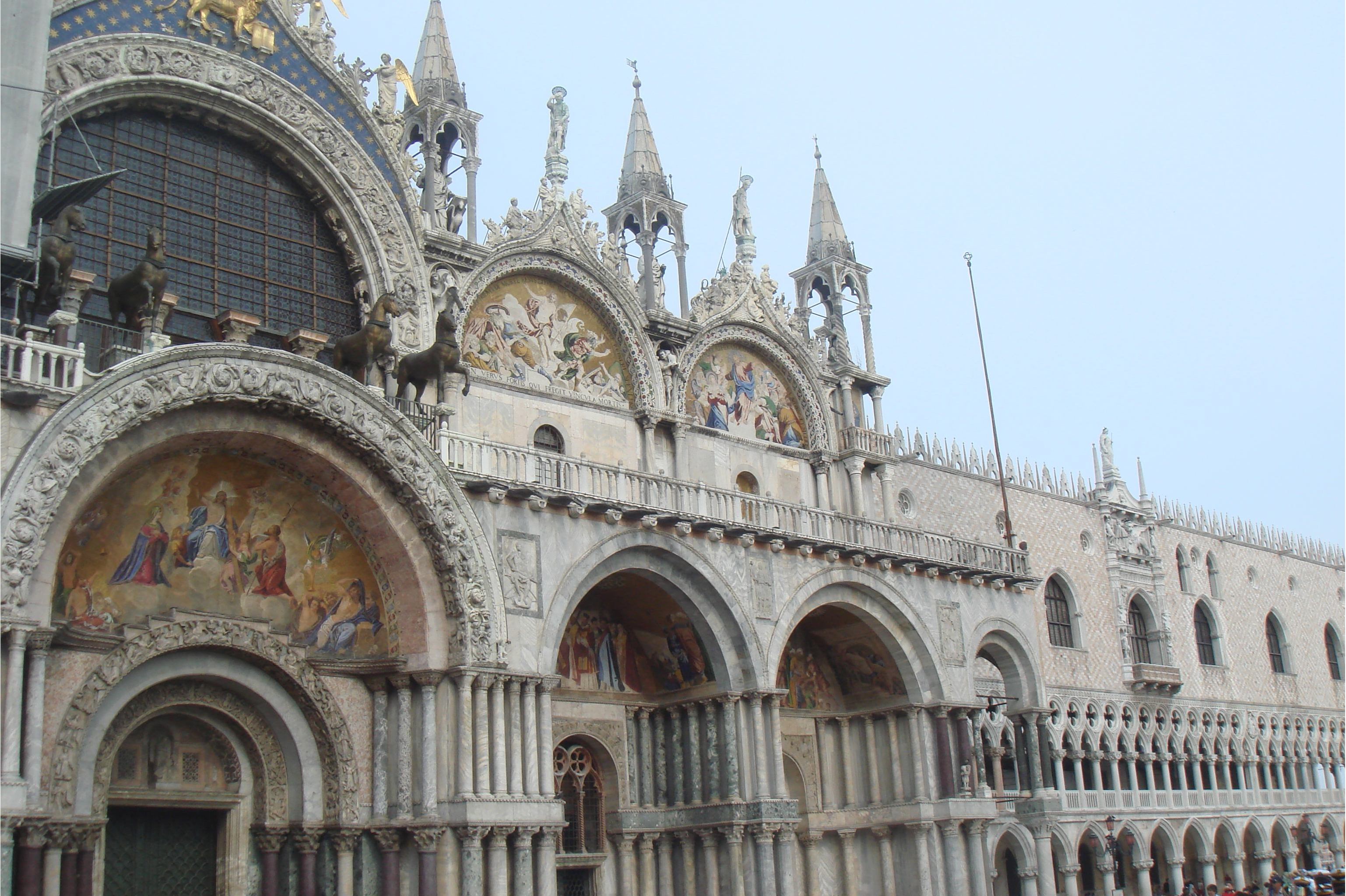 data-id="sqwxmkmtm9oc">教堂始建于1654年,竣工于1658年,是罗马尼亚