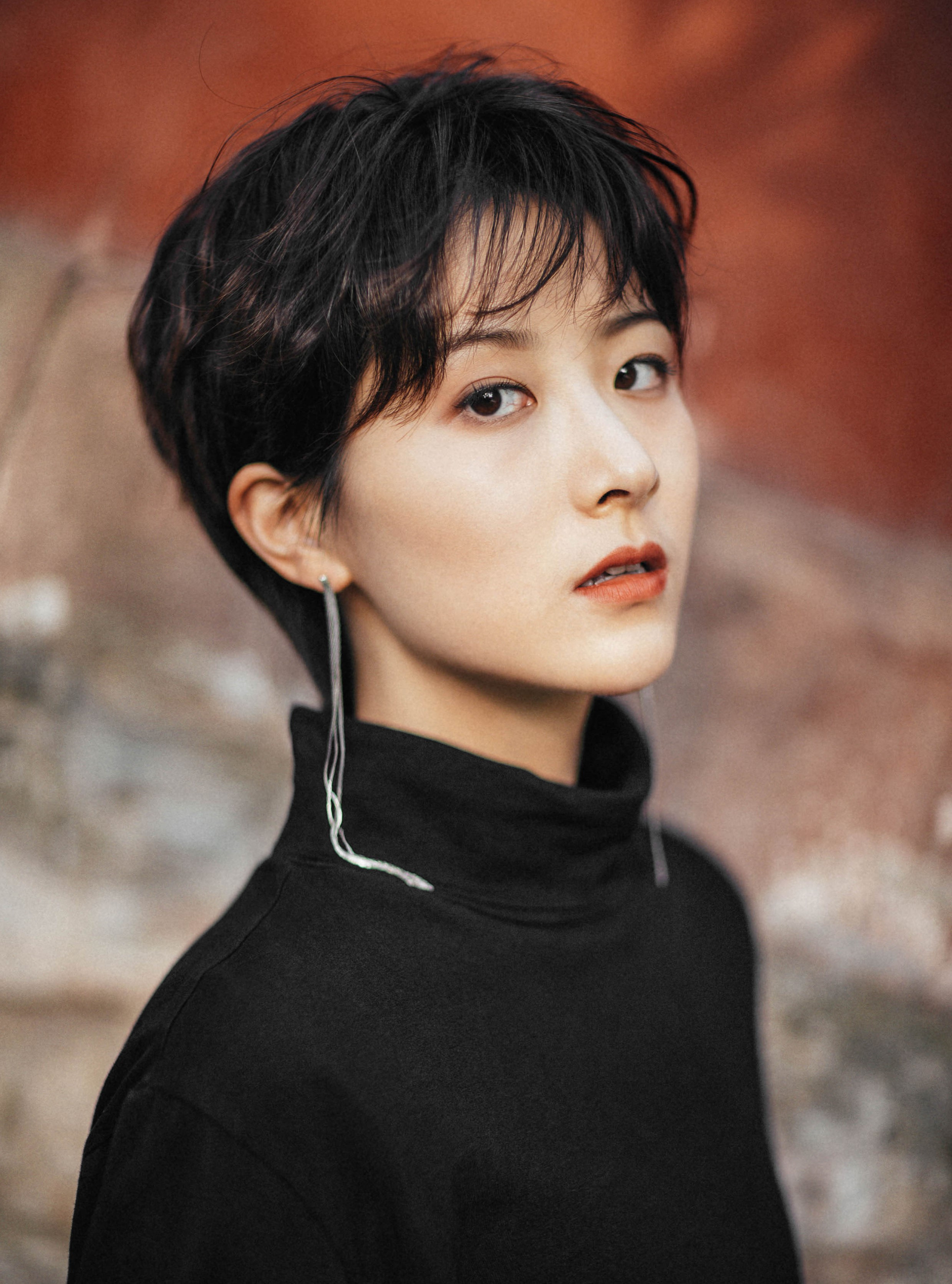  p>张艺,1994年11月22日出生,毕业于北京现代音乐