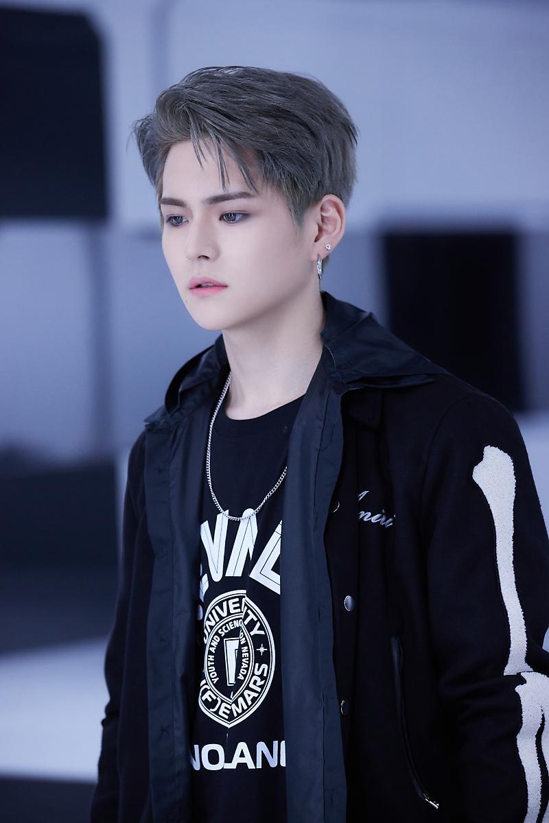  p>金本芳典(yoshi),2000年5月15日出生于日本兵库县神户市,日本男