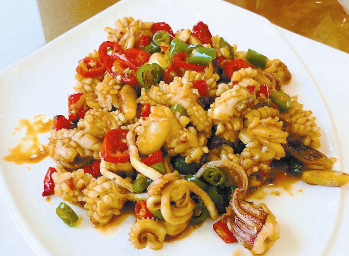  p>双椒鲜鱿是以 a target="_blank" href="/item/鱿鱼/1025999" data