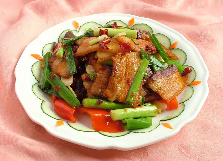  p>东北回锅肉是东北人民在传统经典川菜——回锅肉基础上结合东北