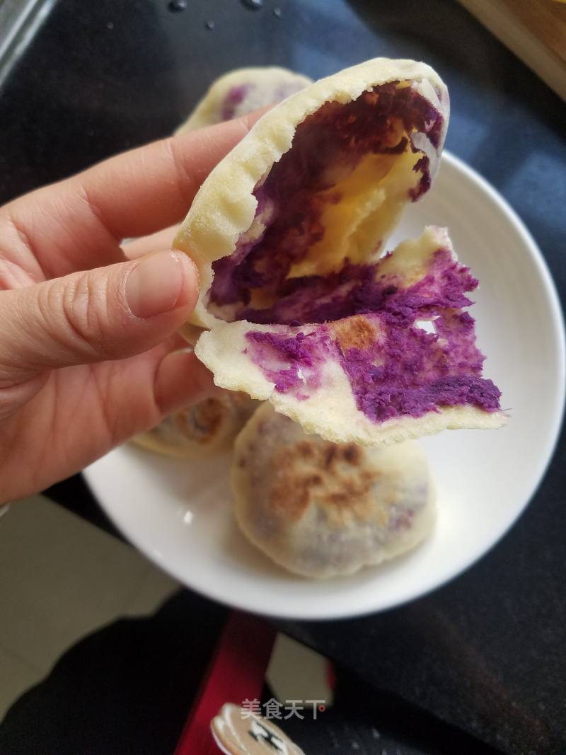  p>紫薯火烧是一道美食,做法是紫薯蒸熟,凉后加白糖,油拌匀即可. /p>