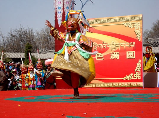 《鹿舞》是具有悠久历史传承和浓郁民族特色的青海当地藏族舞蹈,已