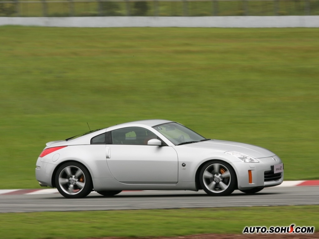  p>日产350z身为z-car系列的第五代,各项表现更为突出,在内外观设计或