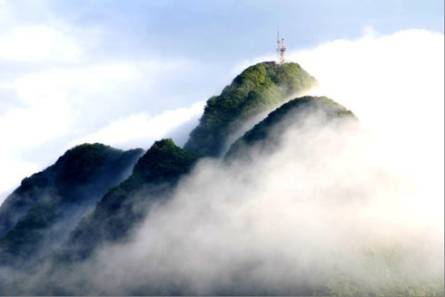  p>乌峰山是镇雄县的象征,是镇雄人民的名片,是镇雄县城的天然屏障.