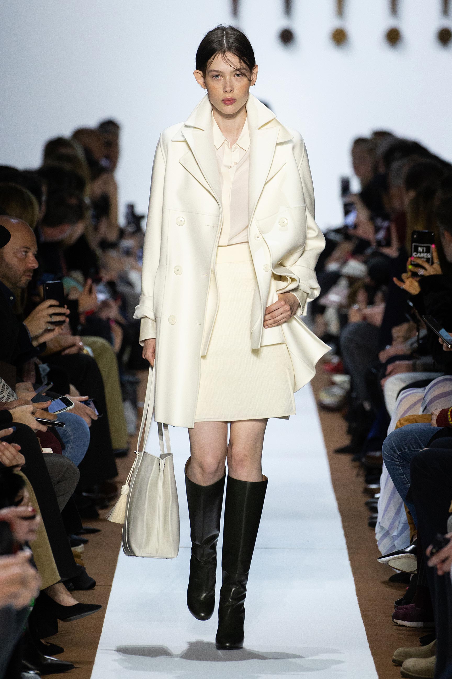 lemmaid="131482">瑞士 /a>一家族企业,是拥有80年制衣经验的服装品牌