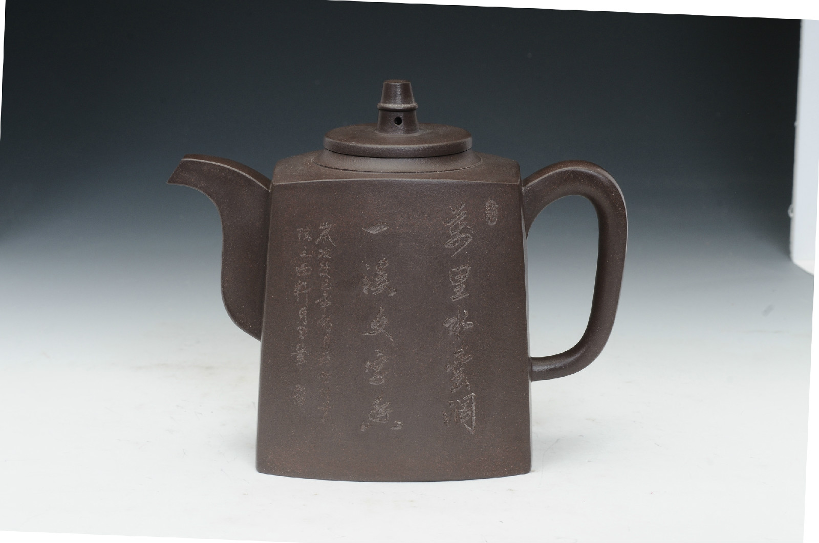  p>范丽静,国家工艺美术师,优秀青年陶艺家,范家壶庄成员,龙德堂艺术