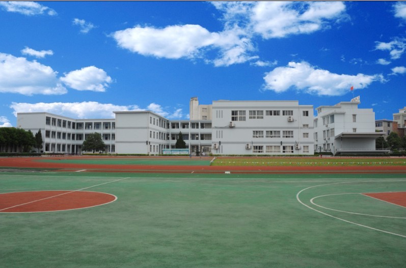  p>温州市龙湾区天河中学创建于1969年,学校占地面积 17567平方米