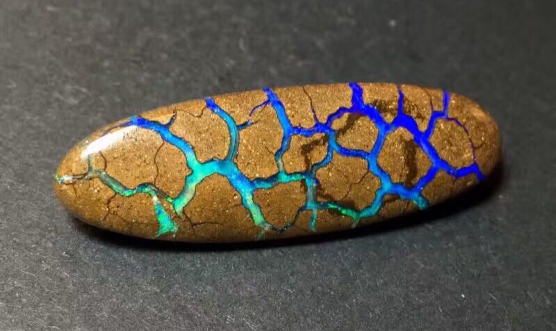  p>欧泊的英文为opal,源于拉丁文opalus,意思是"集宝石之美于一身".