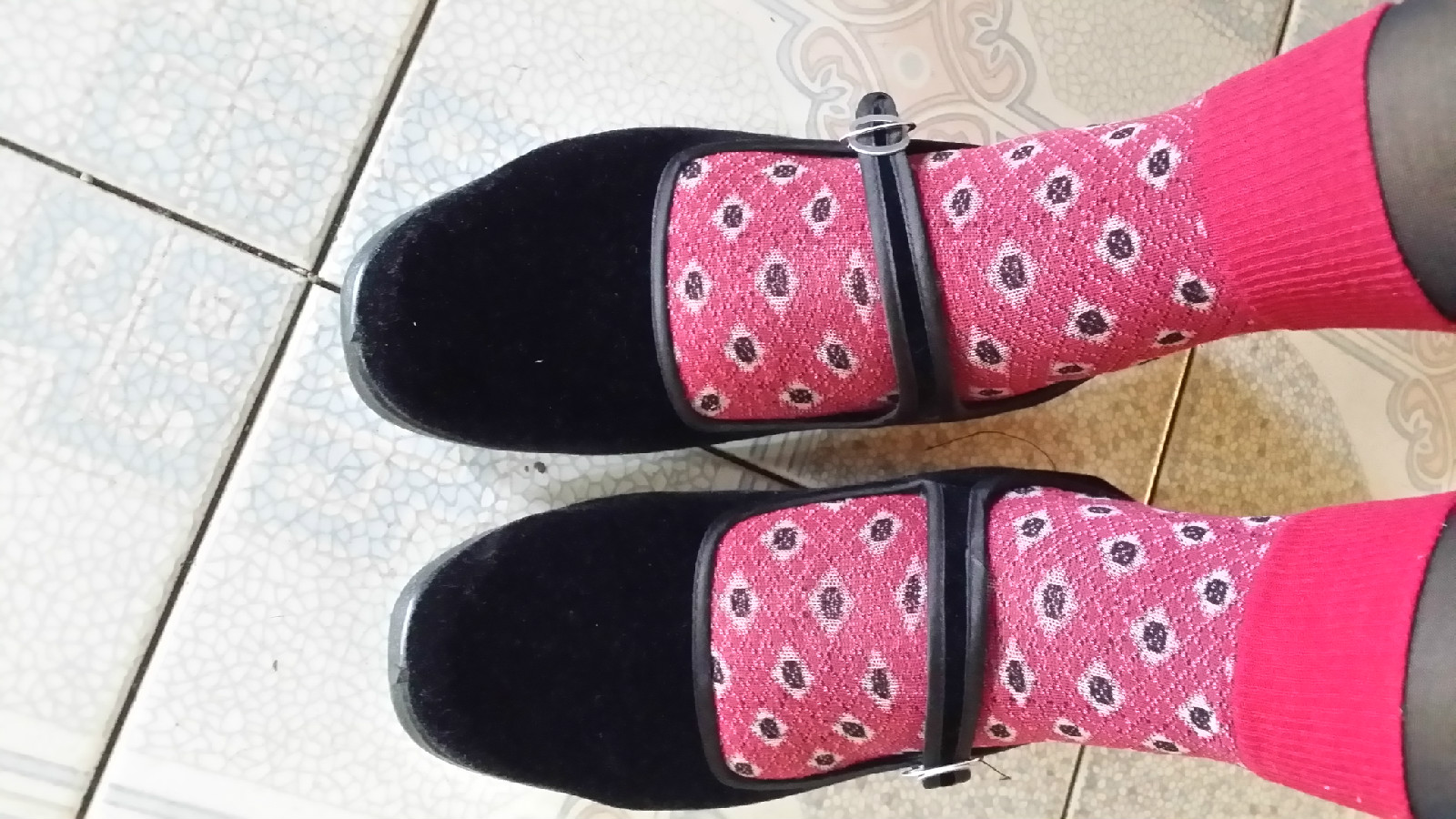 尼龙袜因易洗易干,结实耐用,伸缩性好,花色多样而吸引了全中国的