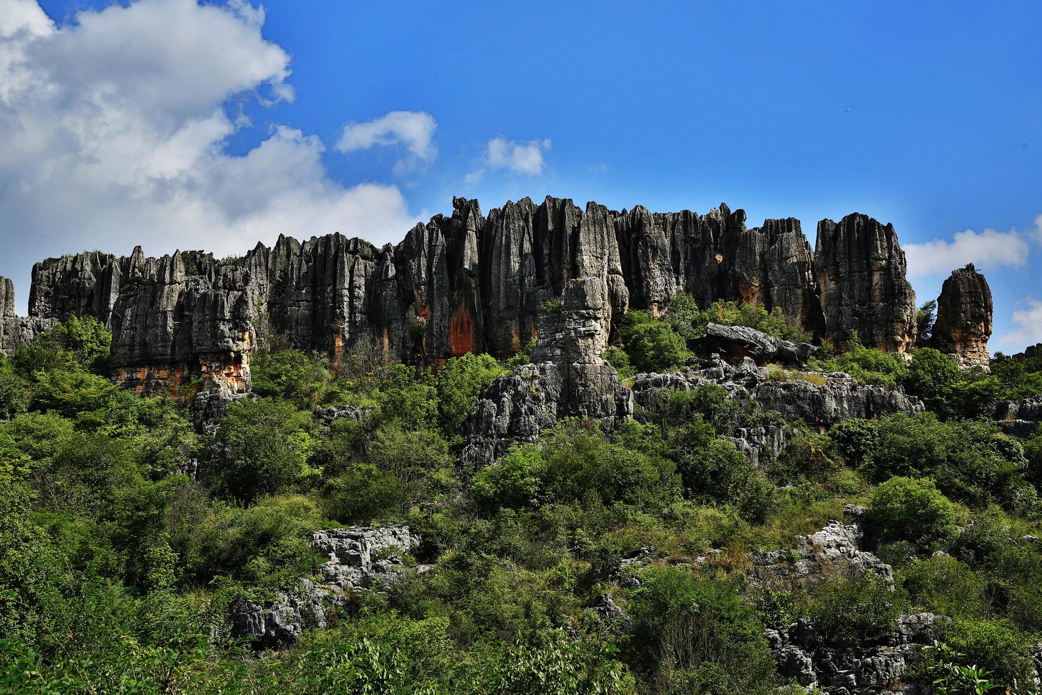 旧名石门峰或石门哨.