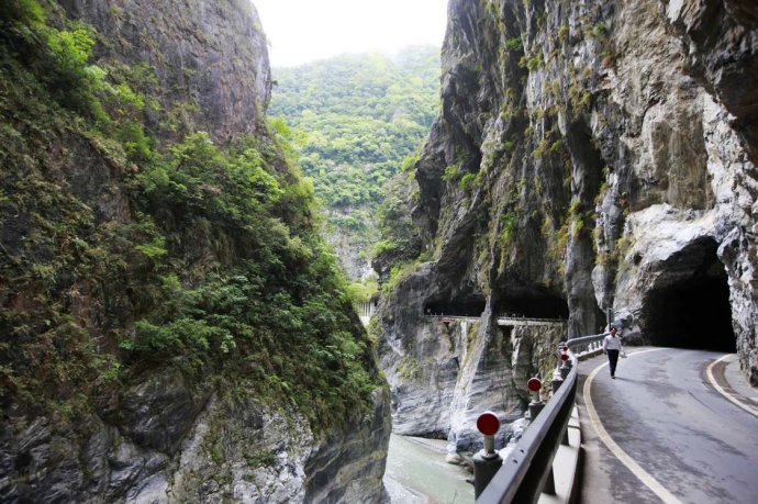 简称中横,是台湾第一条连接台湾东部与台湾西部的公路系统,与<a
